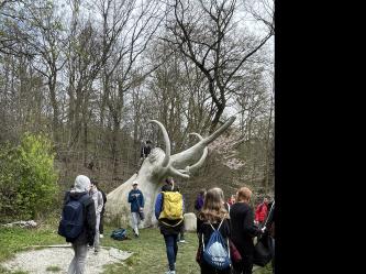 U pozůstatků pravěkého ohniště...